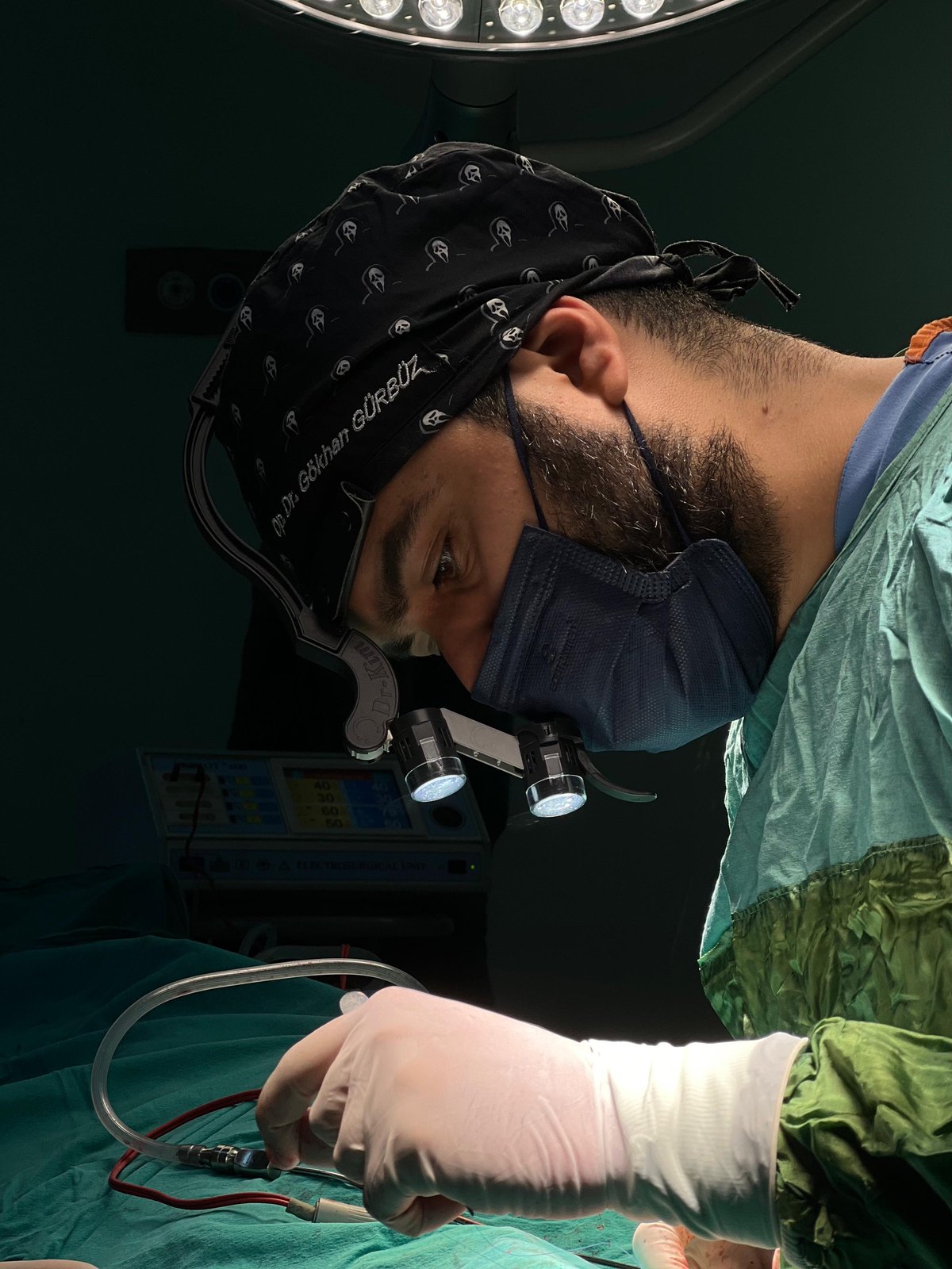 Op. Dr. Gökhan Gürbüz in the operating theatre
